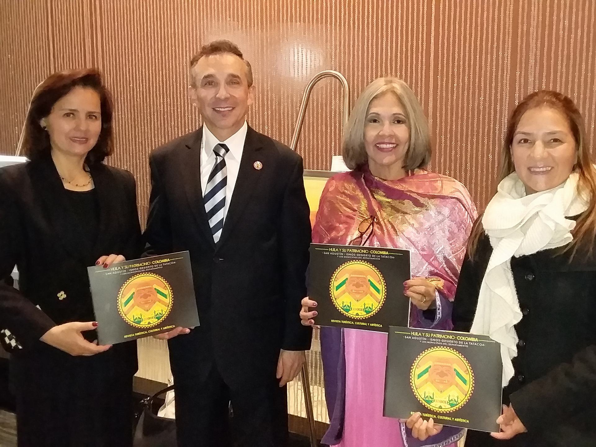 Ángela de Sandoval, el  recién designado embajador de Colombia en la India Álvaro Sandoval, Clara Sofía Díaz y la directora de la Casa del Huila Lina Ortiz.